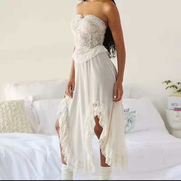 Elegant Lace Strapless Dress - Picture 4 of 15